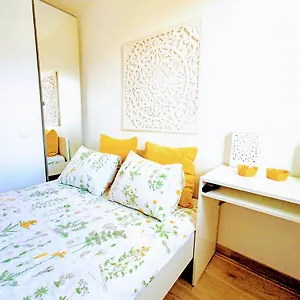 Kwatera prywatna Private In Renovated - Tram 1 Min Walk, Nicea